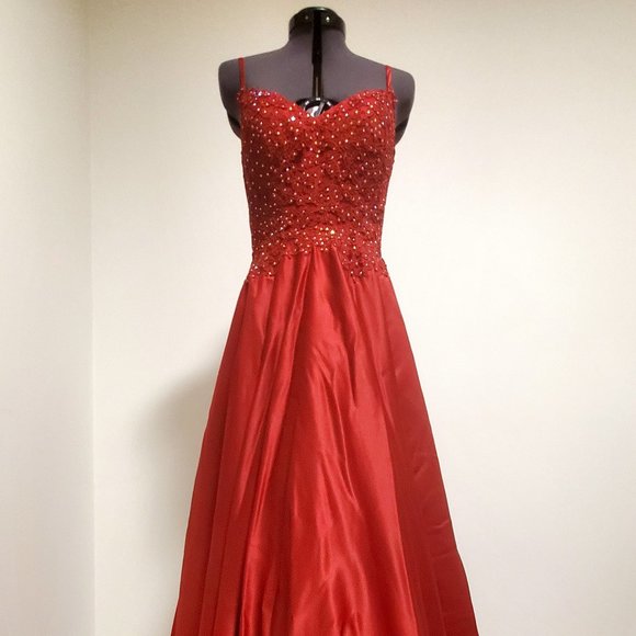 Dark Red Gown - Picture 1 of 9